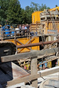 In der Steinhäuserstraße werden in naher Zukunft nur noch unscheinbare Kanaldeckel an eine gigantische Baustelle erinnern: Baureferent Christian Baumgart, Oberbürgermeister Georg Rosenthal, Baukontrolleur Wolfgang Schmitt, Diplom-Ingenieur Walter Bergmann vom Entwässerungsbetrieb Würzburg und Tiefbau-Chef Jörg Roth (von links) am RÜB 224. (Foto: Georg Wagenbrenner)