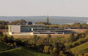 Blick aus der Ferne auf das neue FH-Gebäude am Arlandsgrund (Foto: wuerzburg24.com)