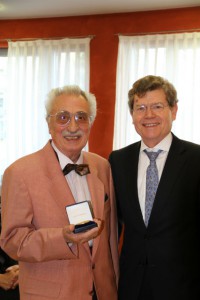 Alfred Mahn und Oberbürgermeister Georg Rosenthal bei der Übergabe des goldenes Stadtsiegels der Stadt Würzburg. (Foto: Miriam Preuß)