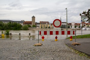 Hochwassersperre am Mainufer. (Foto: wuerzburg24.com)