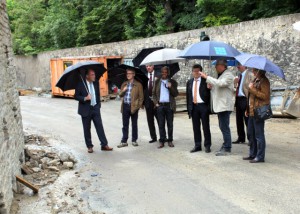 Zeller Bock im Nieselregen: Die Bürgermeister des westlichen Landkreises bei einer gemeinsamen Ortsbegehung mit Oberbürgermeister Georg Rosenthal an der Großbaustelle zwischen Würzburg und Zell.