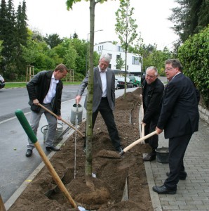 Ordentlich gepflanzt auf idealem Boden mit unterirdischer Bewässerung und tatkräftiger Unterstützung: v.l. Ulrich Meyer (H&M Gartengestaltung), Gartenamtsleiter Dieter Müller, Umweltreferent Wolfgang Kleiner, Bürgermeister Adolf Bauer. (Foto: Penning-Lother)