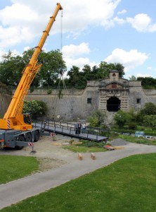 Neuer Fußgängersteg am Zeller Tor: Während der Montage eine "Zugbrücke" (Foto: Georg Wagenbrenner)