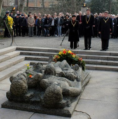 70 Jahre nach der größten Katastrophe der Stadt: Bürgermeisterin Marion Schäfer-Blake, Oberbürgermeister Christian Schuchardt und Bürgermeister Bauer bei der Kranzniederlegung am Mahnmal vor dem Hauptfriedhof. (Bild: Georg Wagenbrenner)