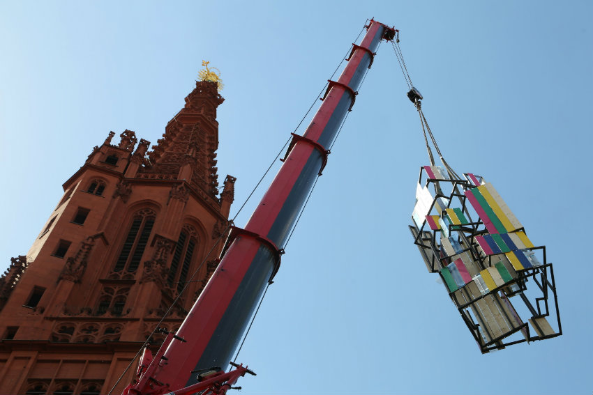 Spektakulär schwebt am Mittwoch, 13. Mai, das Kunstwerk "New Babylon" des Schweizers Kerim Seiler mit Hilfe eines Mobilkrans auf dem Platz hinter der Marienkapelle ein. (Foto: Markus Hauck)