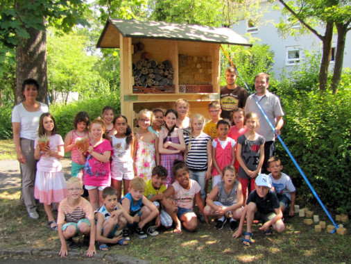 Zimmerservice für die Artenvielfalt: Am Rande des Schulhofs der Adalbert-Stifter-Schule steht nun ein Insektenhotel. Die vom Angebot hoffentlich angelockten kleinen Wildbienen verteidigen keinen Honigschatz und sind auch für neugierige junge Naturforscher völlig ungefährlich. (Foto: Umweltstation)