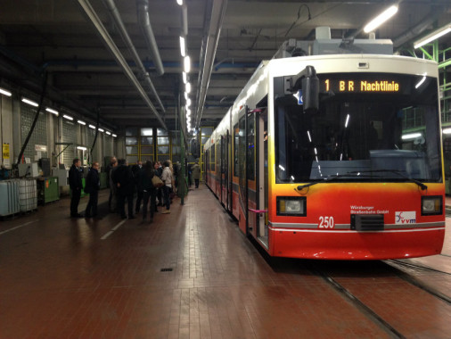 Die Straßenbahn für die "BR Nachtlinie" vor der Abfahrt im Deopt der WVV. (Foto: WVV)