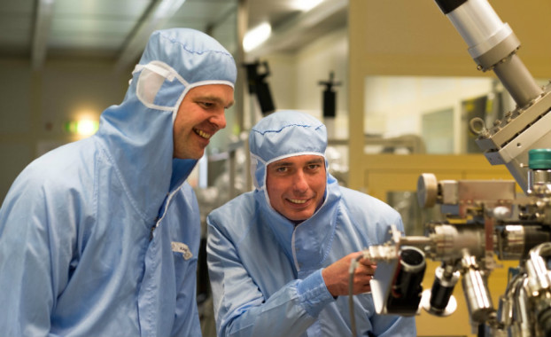 Martin Kamp und Professor Sven Höfling forschen im streng kontrollierten Klima des Reinraums an der Universität Würzburg. (Foto: Vera Katzenberger)