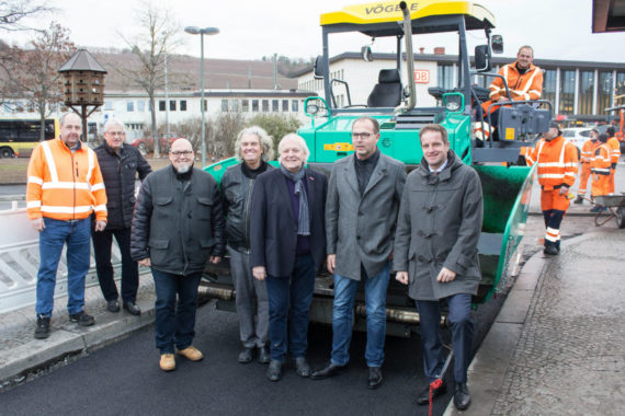 Neuer Straßenfertiger am Busbahnhof zum ersten Mal in Betrieb