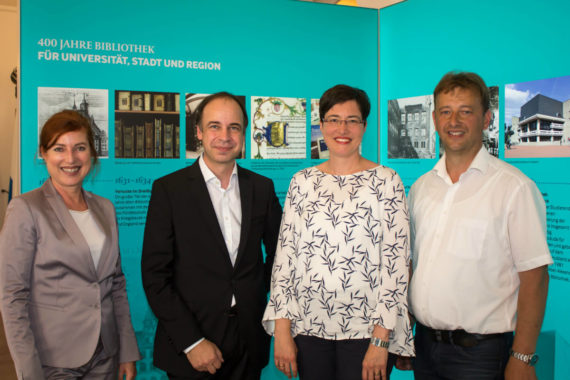 Unibibliothek stellt zum 400-jährigen Bestehen im Rathaus aus